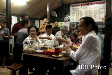 Jokowi, Megawati dan sejumlah tokoh politik menikmati soto di Soto Gading Solo, Sabtu (14/2/2015). (JIBI/Solopos/Antara)