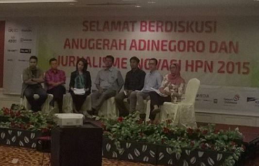 Mugi Suryana (dua dari kiri) dalam diskusi Adinegoro 2014, Sabtu (7/2/2015) di Batam. (Istimewa)