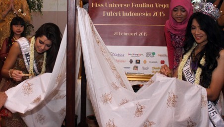 FOTO PUTERI INDONESIA : Miss Universe Belajar Membatik di Serpong