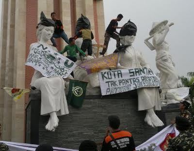 PATUNG SIDOARJO : Patung-Patung Ini Dianggap Bernyawa, Kok Bisa