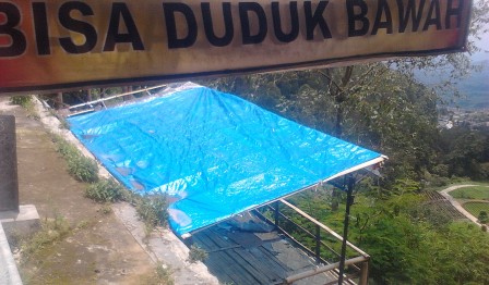 LERENG LAWU : Sstt...Warung Ini Sediakan Tempat Bercengkerama Muda Mudi di Tebing