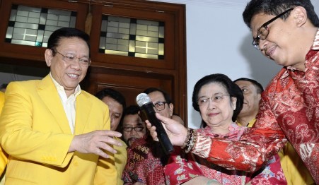 Agung Laksono tampil bersama Megawati di Jakarta, Senin (16/3/2015). (JIBI/Solopos/Antara/Wahyu Putro A.)