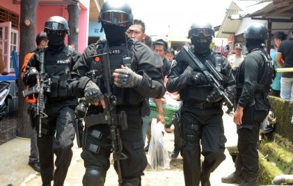 FOTO TEROR ISIS : Polisi Akhirnya Tangkapi Simpatisan ISIS, Ini Foto-Fotonya…