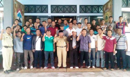 Bupati Sukoharjo, Wardoyo Wijaya (deretan bawah berpeci), berfoto bersama seluruh pemain, pelatih, pengurus, dan manajemen Persiharjo di Setda Sukoharjo, Senin (30/3/2015). (Rudi Hartono/JIBI/Solopos)