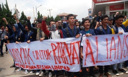 Demo mahasiswa Unpad tolak kenaikan harga BBM, Senin (30/3/2015). (JIBI/Solopos/Antara/Fahrul Jayadiputra)
