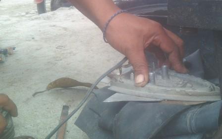 KREATIVITAS TAMBAL BAN : Wow, Orang Ini Pakai Setrika untuk Tambal Ban