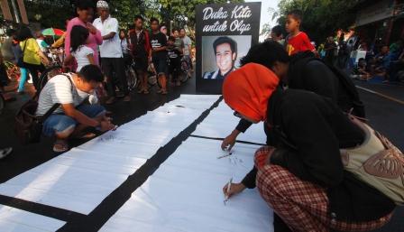 Cara warga Solo menunjukkan duka atas kematian Olga, Minggu (29/3/2015). (Ivanovich Aldino/JIBI/Solopos)