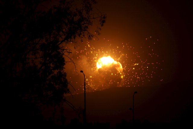 Api terlihat membubung setelah sebuah markas militer di Gunung Faj Attan, Sanaa, Yaman, terkena serangan udara, Senin (30/3/2015). (JIBI/Solopos/Reuters/Mohamed al-Sayaghi)