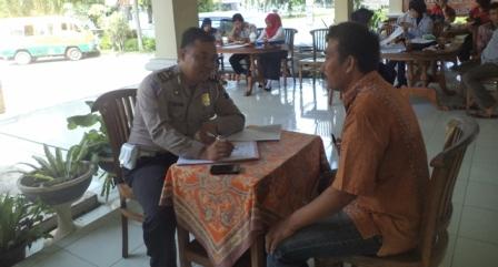 Petugas Satlantas Sukoharjo mewawancarai salah satu sopir angkutan kendaraan umum, Rabu (25/3/2015) di Rumah Makan Anugerah. Lomba sopir teladan ini rutin digelar setiap tahun oleh Dishub Sukoharjo. (Okkie Pritha Cahyani/JIBI/Solopos)
