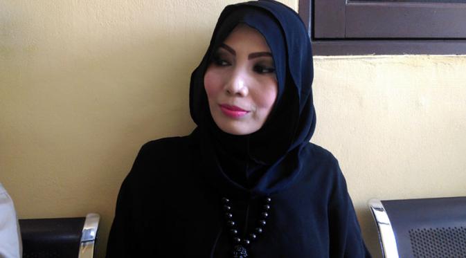 SENSASI ARTIS : Dilecehkan, Wanita Berjilbab Ini Bakal Laporkan Vicky Prasetyo