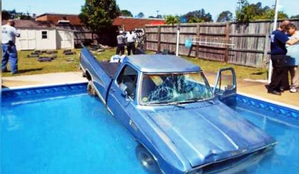 KISAH UNIK : Mobil Masuk Kolam, Anjing Penyebabnya...