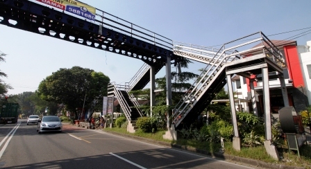 FOTO JEMBATAN PENYEBERANGAN : JPO di Solo Miring dan Rusak