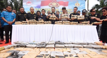 FOTO KASUS NARKOBA : Polisi Sita 2,1 Ton Ganja Kering