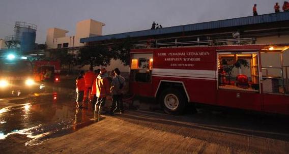 FOTO KEBAKARAN SUKOHAJO : Begini Pemadaman Kebakaran di Duniatex