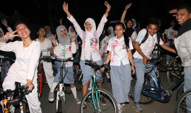 HASIL UN 2015 : Lulus, Siswa Gelar Konvoi Sepeda hingga Peragaan Busana