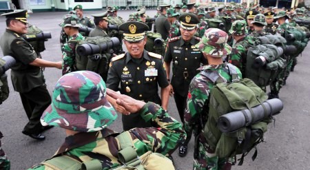 FOTO PERBATASAN INDONESIA-MALAYSIA : Ini Tentara Pembangun Jalan Perbatasan