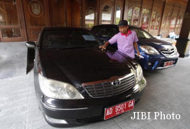 Mantan sopir pribadi Presiden Joko Widodo saat menjabat Wali Kota Solo, Suliadi, menunjukkan mobil dinas sedan Camry di Balai Kota Solo, Jumat (8/5/2015). Bekas mobil dinas Presiden Joko Widodo saat menjabat Wali Kota Solo tersebut akan dilelang pada Rabu pekan depan dengan nilai limit Rp158 juta. (Ivanovic Aldino/JIBI/Solopos) mobil dinas gibran solo wali kota