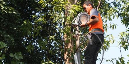 FOTO PUTRA JOKOWI NIKAH : Wah, Lapangan Sumber Diterangi Lampu...