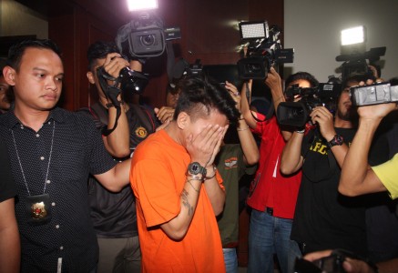 PROSTITUSI ARTIS : TM Tak Tutupi Wajah Saat Diperiksa Polisi