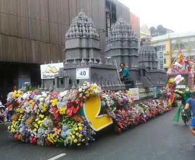 PARADE BUNGA 2015 : Hujan Tak Surutkan Langkah Ribuan Warga Surabaya