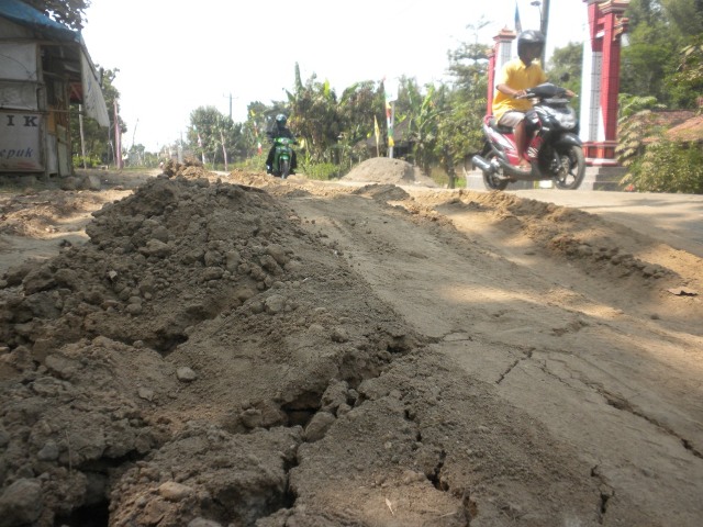 JALAN RUSAK SRAGEN : Luar Biasa! Masaran-Gemolong 15 Km, 1 Jam