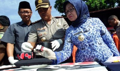 FOTO PERJUDIAN JOMBANG : Alat Judi Dipertontonkan Polisi Jombang