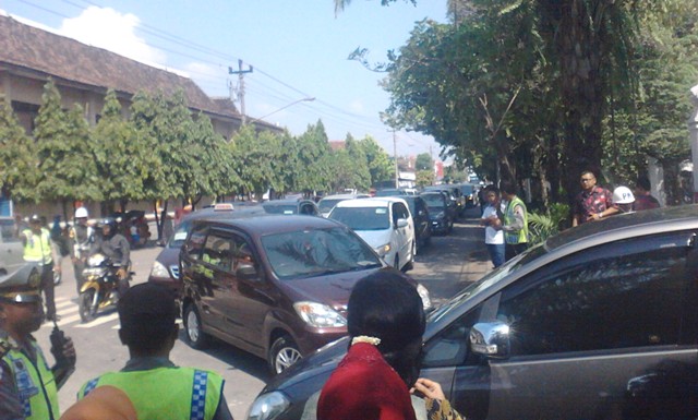 PERNIKAHAN PUTRI JOKOWI : 2 Ruas Jalan Ini Ditutup saat Mantenan Kahiyang Ayu, Truk Dialihkan ke Tol Soker