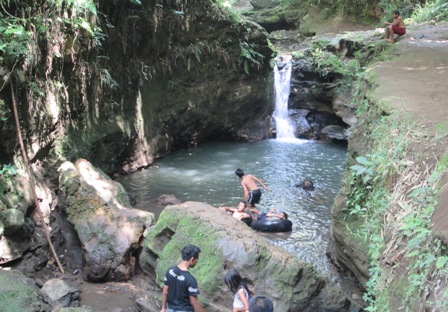 Berburu Ikan, Pemancing Malah Temukan Kolam Biru