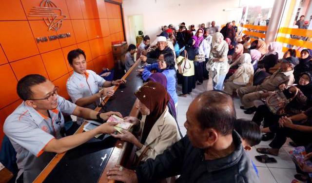 Pencairan gaji ke-13 PNS dan TNI serta Polri di Kantor Pos Besar Bandung, Senin (6/7/2015). (Rachman/JIBI/Bisnis)