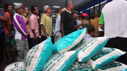 FOTO PDAM SALATIGA : 150 Tukang Becak Salatiga Dapat Sembako
