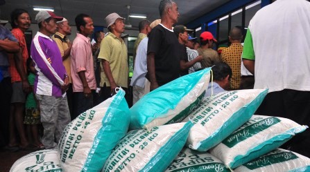 FOTO PDAM SALATIGA : 150 Tukang Becak Salatiga Dapat Sembako