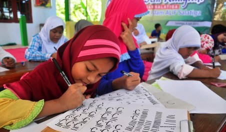 FOTO RAMADAN 2015 : Siswa SD di Salatiga Belajar Kaligrafi