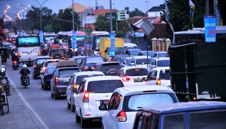 Kemacetan pantura di kawasan perbatasan Tegal-Brebes, Selasa (14/7/2015). (JIBI/Solopos/Antara/Oky Lukmansyah/dok)