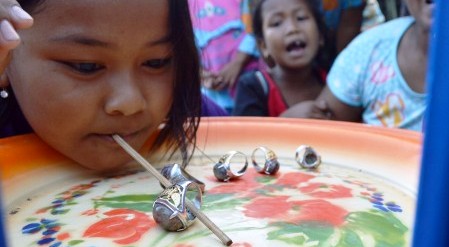 FOTO PERAYAAN HUT RI : Demam Akik Warnai Lomba HUT RI