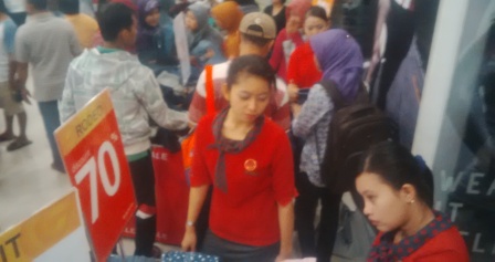 FOTO INFO BELANJA : Begini Ramainya Garage Sale Matahari Madiun, Beli 3 Bisa Didiskon 75%