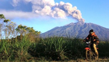 Warga melihat Gunung Raung yang meletus dari Desa Sumber Arum, Songgon, Banyuwangi, Jawa Timur, Sabtu (25/7/2015).(JIBI/Solopos/Antara/Budi Candra Setya)