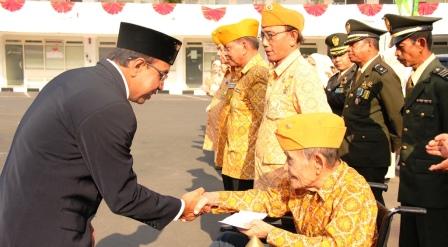 PERINGATAN KEMERDEKAAN RI : Rayakan HUT ke-70 RI, Pertamina Peduli Veteran Kemerdekaan