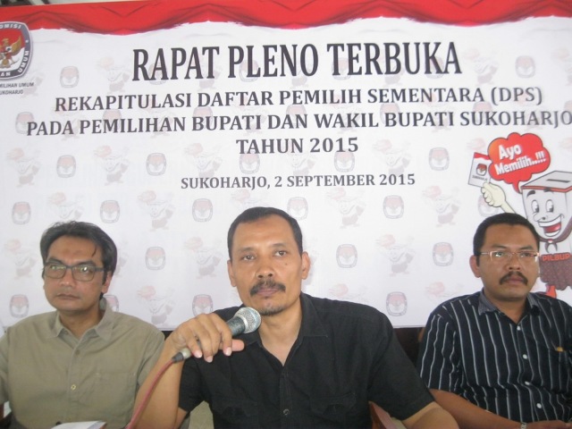 Ketua KPU Sukoharjo, Kuswanto (tengah), memimpin rapat pleno terbuka rekapitulasi daftar pemilih sementara (DPS) Pilkada 2015 di Kantor KPU Sukoharjo, Rabu (2/9/2015). (Rudi Hartono/JIBI/Solopos)