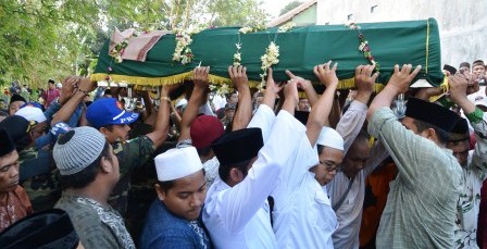 BERITA DUKA : Ribuan Pelayat Antar Jenazah K.H. Muchit Muzadi