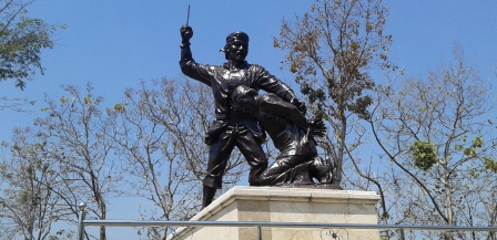 Salah satu patung di Monumen Monjari. Tidak ada papan informasi di sekitar prasasti tersebut yang menceritakan makna patung. Foto diambil Selasa (8/9/2015). (Irawan Sapto Adhi/JIBI/Madiunpos.com)