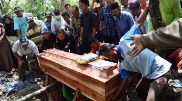 FOTO KEBAKARAN LAWU : Ayah-Anak Pendaki Terbakar Dimakamkan