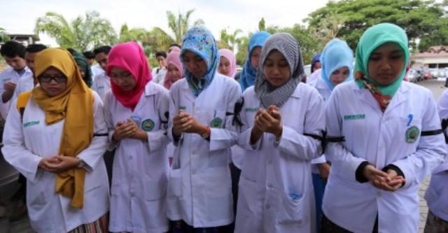 Sejumlah dokter menggelar aksi solidaritas bagi Dionisius Giri Samudra di halaman RSUD Mardi Waluyo, Blitar, Jawa Timur, Jumat (13/11/2015). (JIBI/Solopos/Antara/Irfan Anshori)