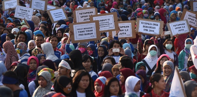 UMK 2016 : Buruh Demo, Menaker Tolak Revisi PP Pengupahan