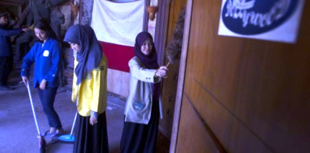 FOTO DOLLY DITUTUP : Mahasiswa 7 PTN Dampingi Warga Dolly