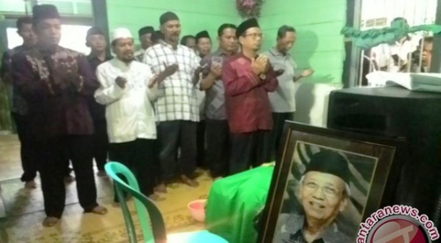 FOTO KABAR DUKA : Duka di Pemakaman Pencipta Hymne Guru