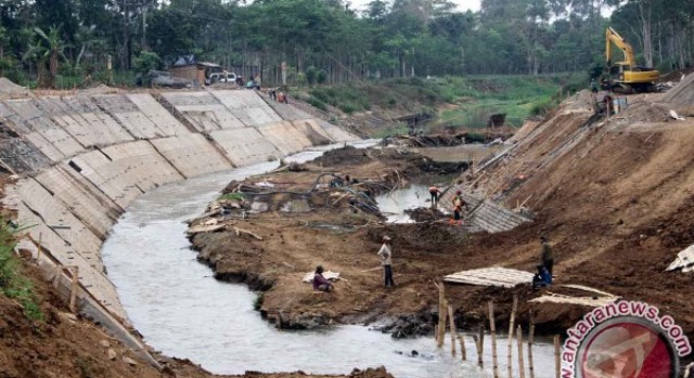 NORMALISASI SUNGAI : Normalisasi Anak Sungai Brantas Terhambat Kelangkaan Material