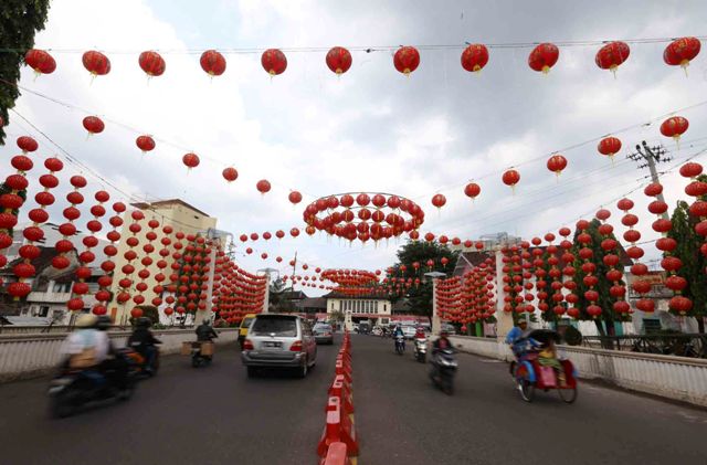 IMLEK 2016 : Asyik, Ratusan Lampion Mulai Hiasi Langit Pasar Gede