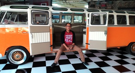 MOBIL UNIK : VW Combi Sepanjang 7,25 Meter Karya Wong Semarang Pecahkan Rekor