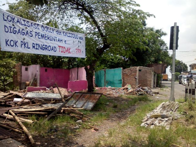 INFRASTRUKTUR KARANGANYAR : Pemasang Spanduk Protes Bertebaran di Ring Road Solo-Karanganyar, Ini Alasannya