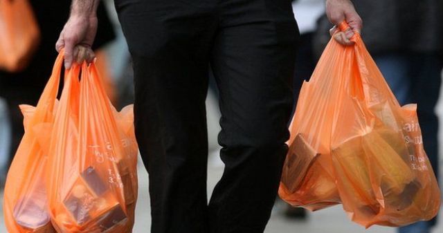 Ilustrasi penggunaan kantong plastik atau tas kresek untuk membawa barang belanjaan. (bbc.co.uk)